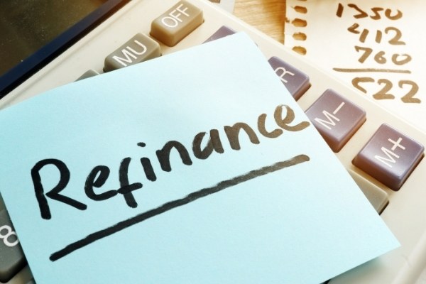 Word “Refinance’ written on a sticky note